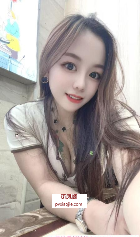 女友感舌吻御姐